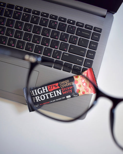 BIO kõrge valgusisaldusega roosa šokolaadiga kaetud batoon maasikatega