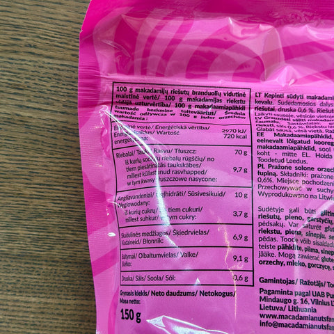 Sisselõigatud röstitud soolatud makadaamiapähklid.